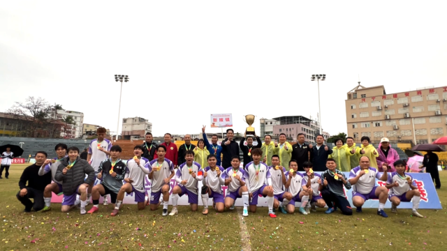 赵超文市长为新陂镇队颁发冠军奖项。  