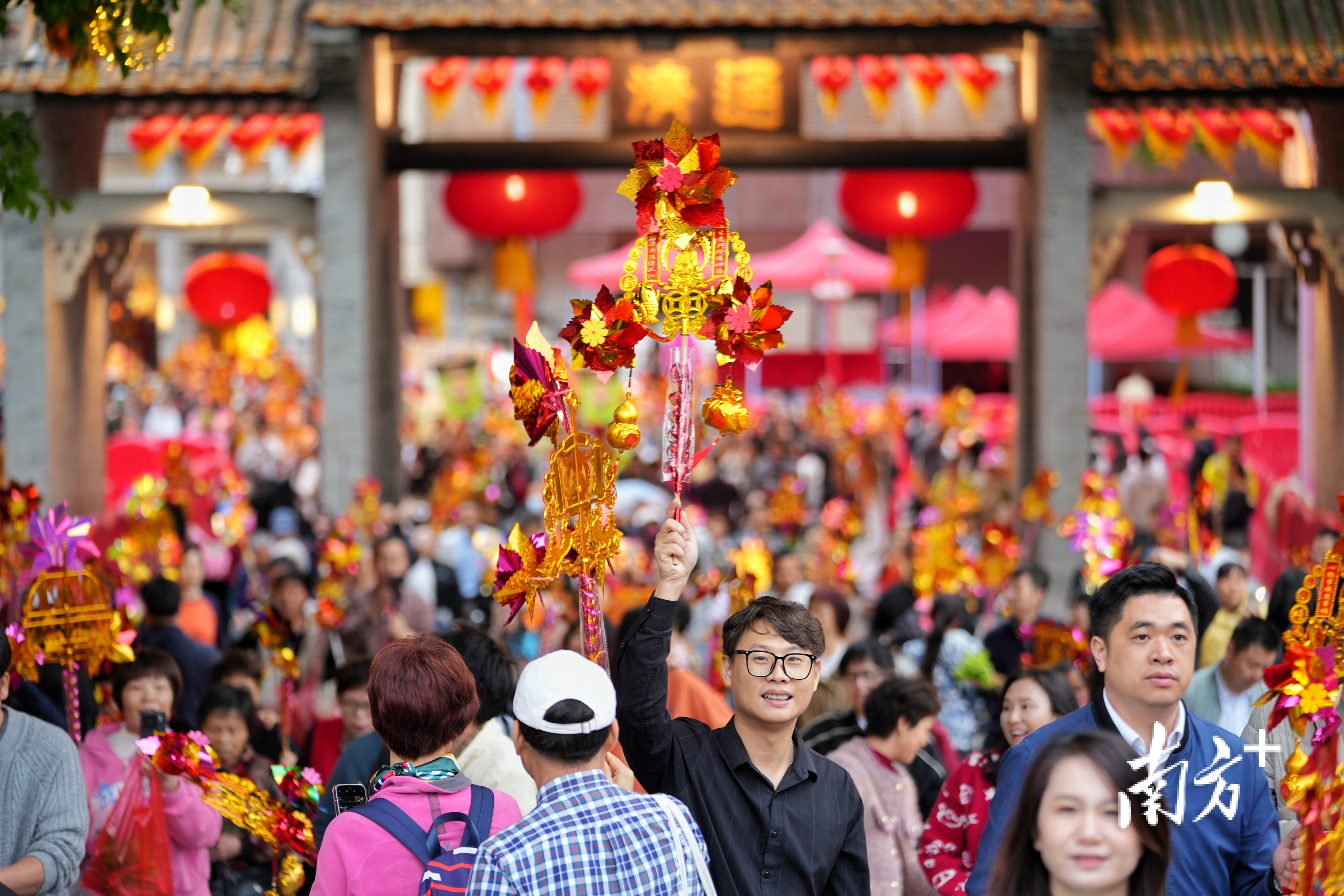 举高金风车,感受佛山元宵节的浪漫。