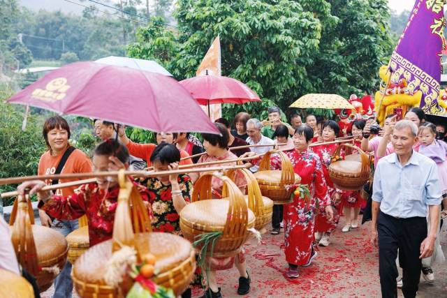 担罗格仪式，祈愿来年风调雨顺、五谷丰登、家家平安、村运兴旺。