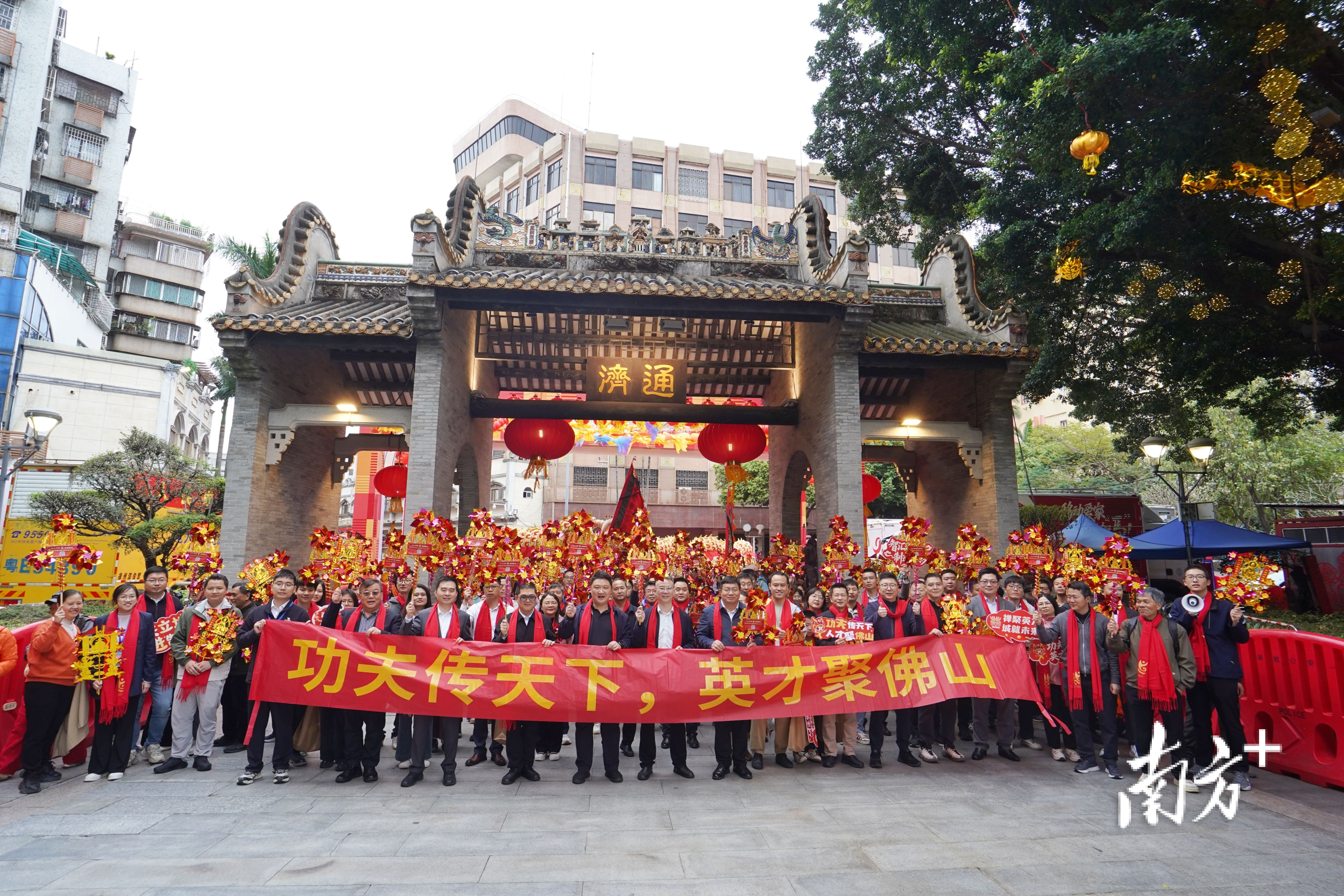 活动现场,共有18个特色方阵,展示各自风采。