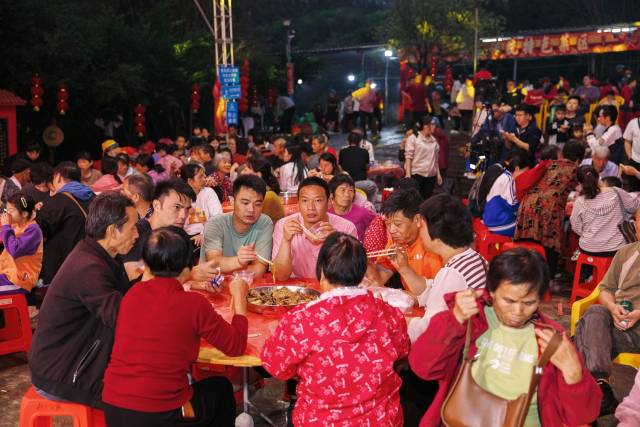 每年的客家围餐流水席约两三百桌，大部分参与的是村民的亲友和外来游客。