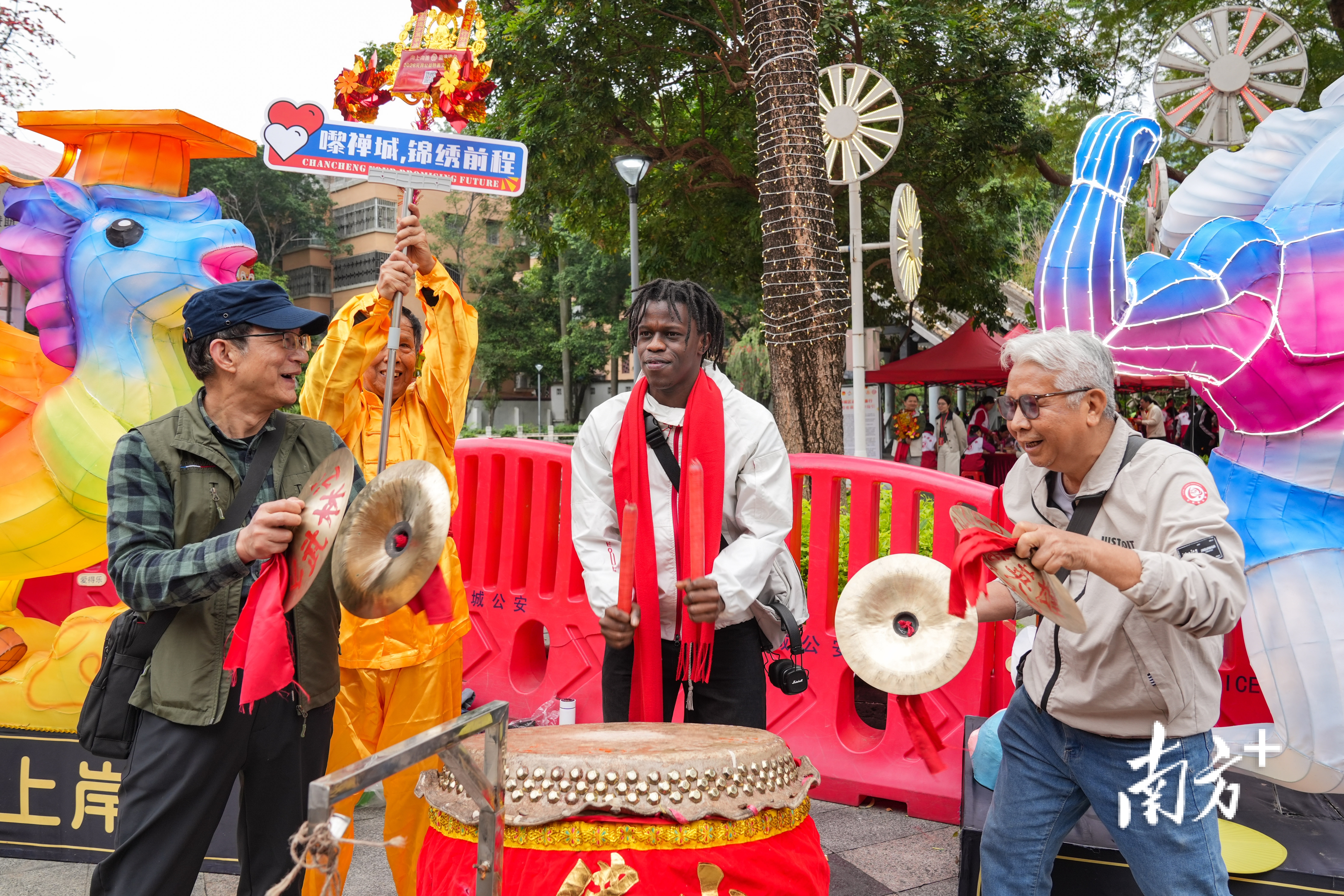 外国游客挥槌敲鼓,沉浸式体验岭南文化。