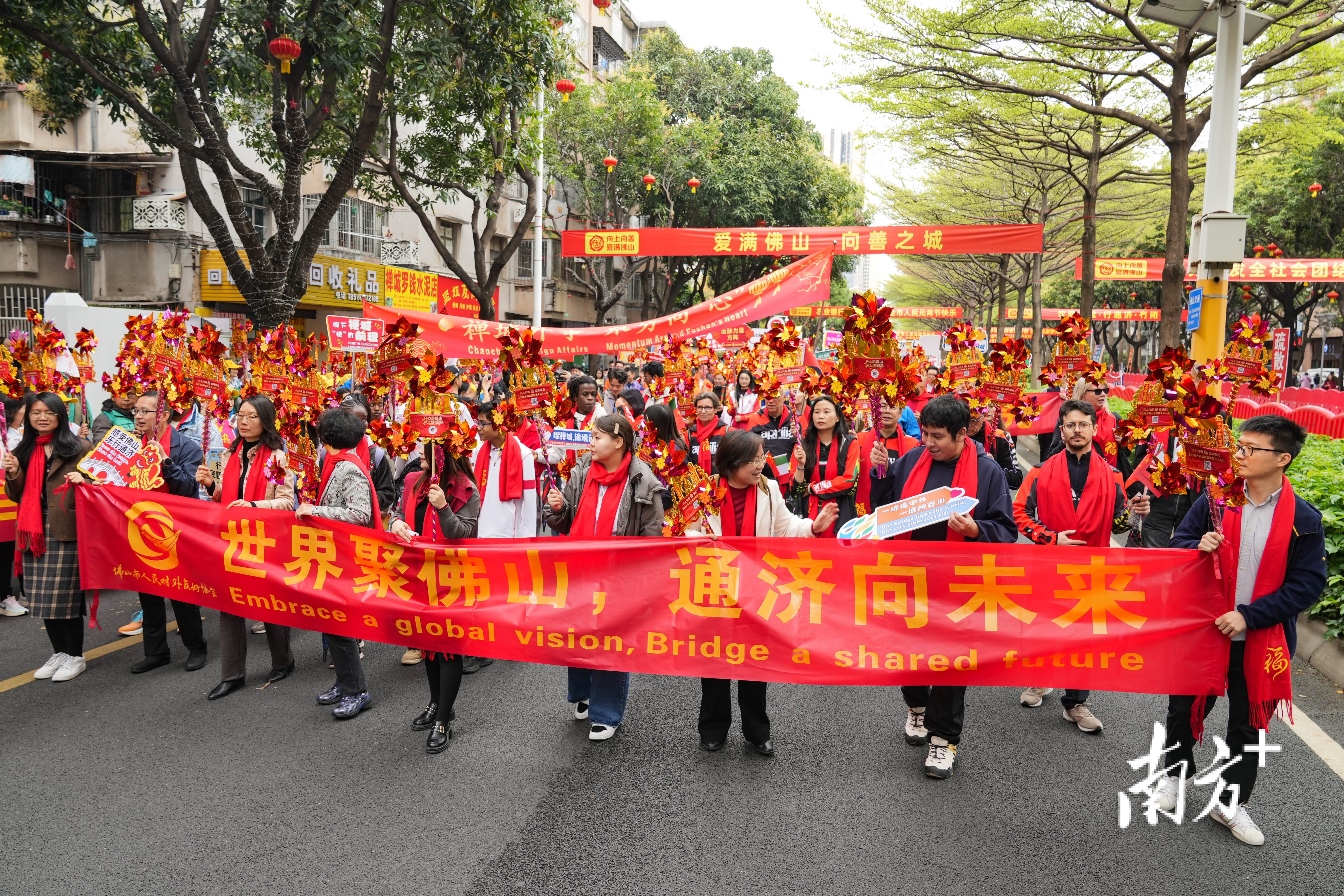 国际交流方阵有序前来。世界聚佛山,通济向未来。