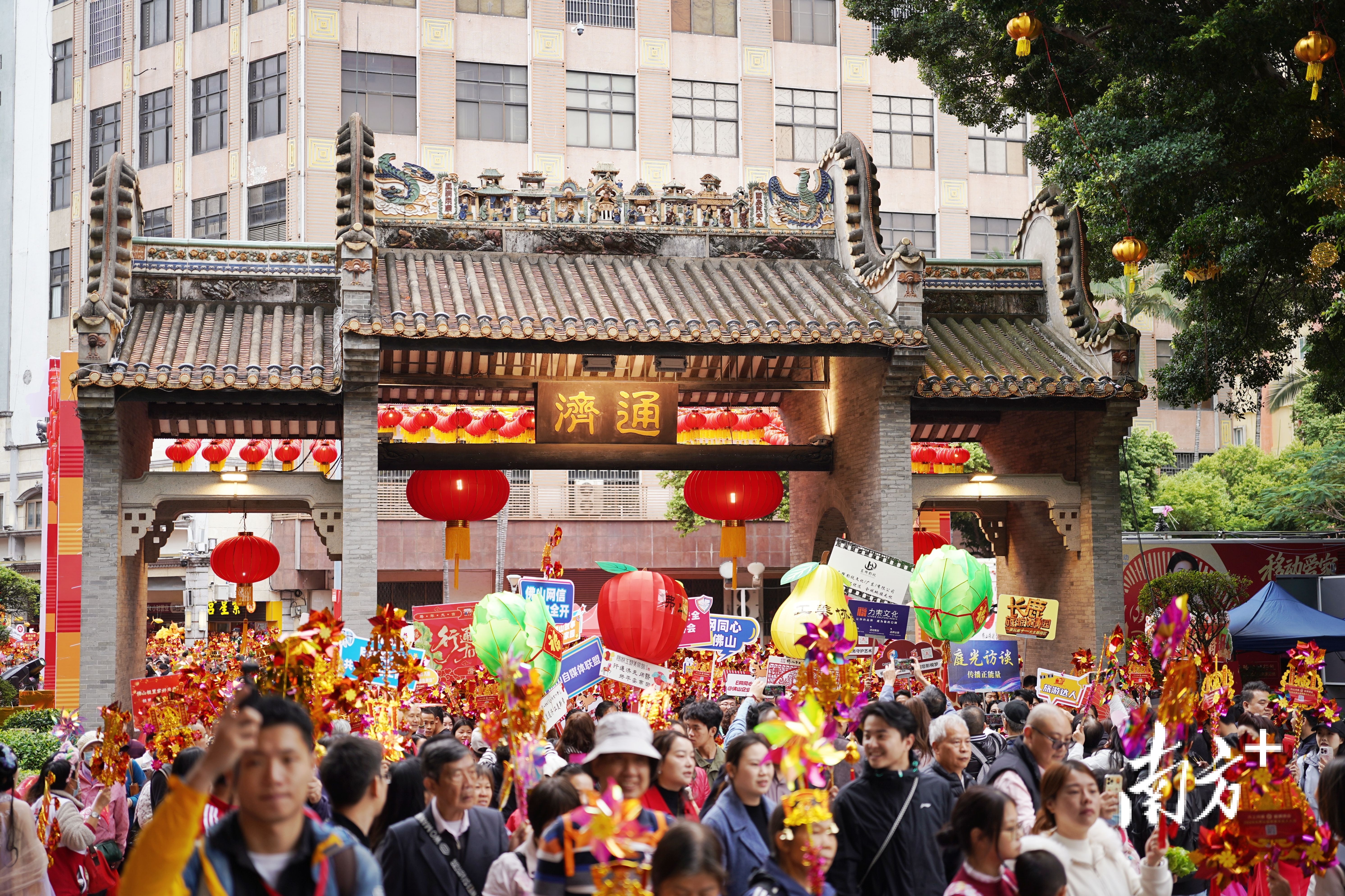元宵节,市民游客欢欢喜喜走过通济桥。