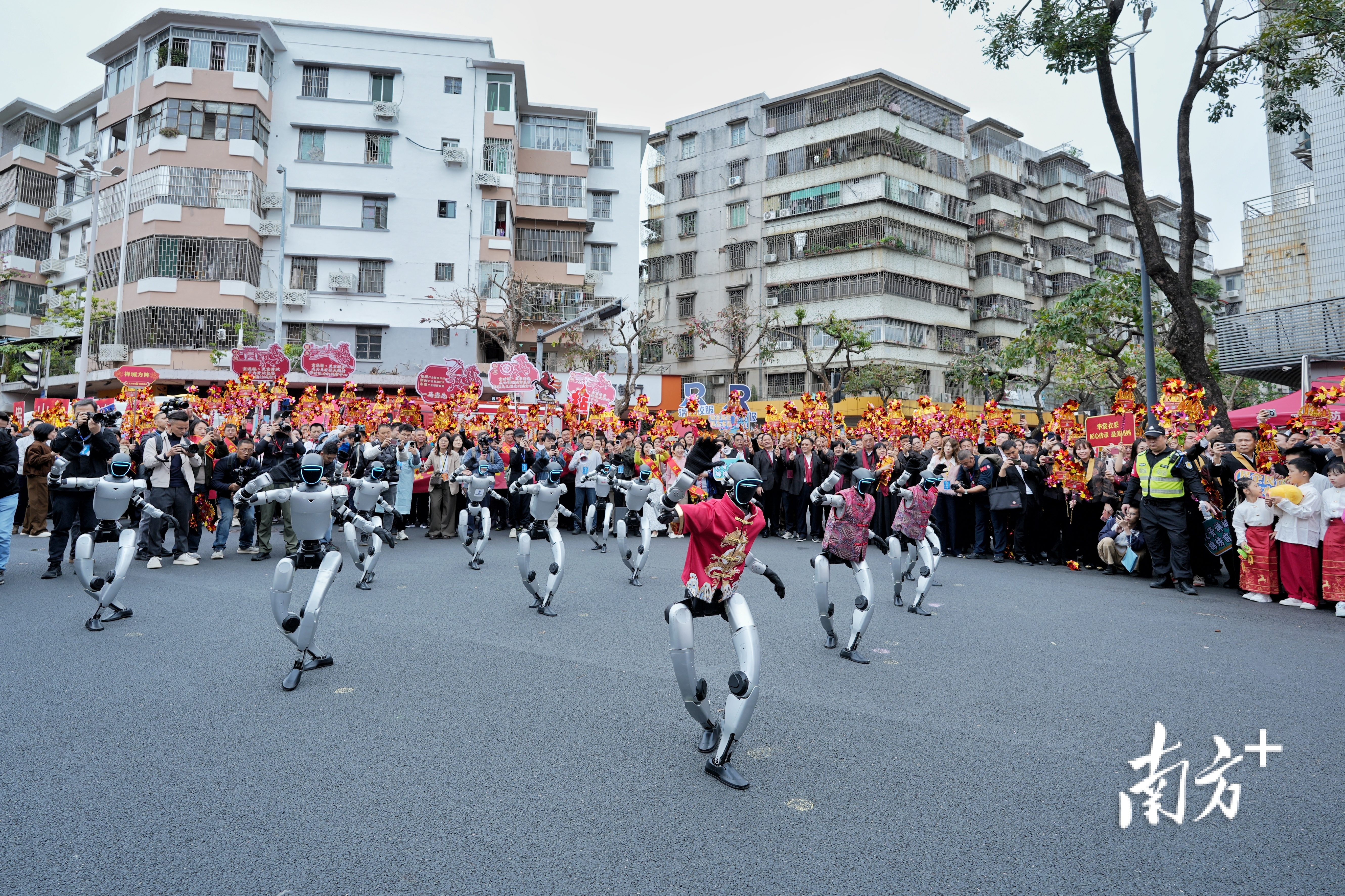 春晚同款机器人街头热舞、大秀功夫。
