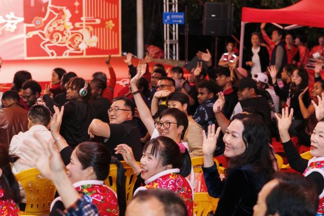 活动开始，现场观众透过直播镜头向各地人民拜年。