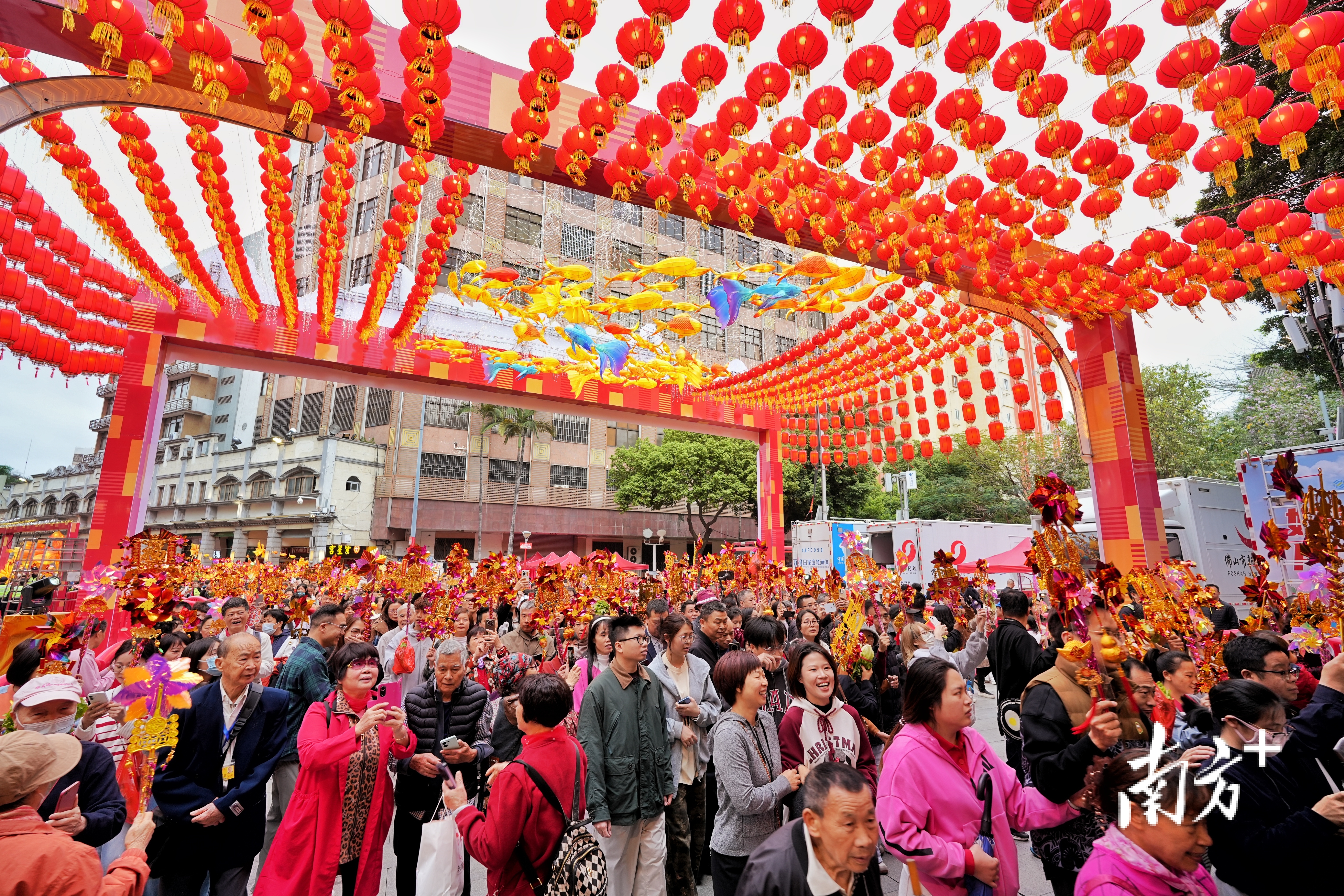 现场摩肩接踵、热闹非凡