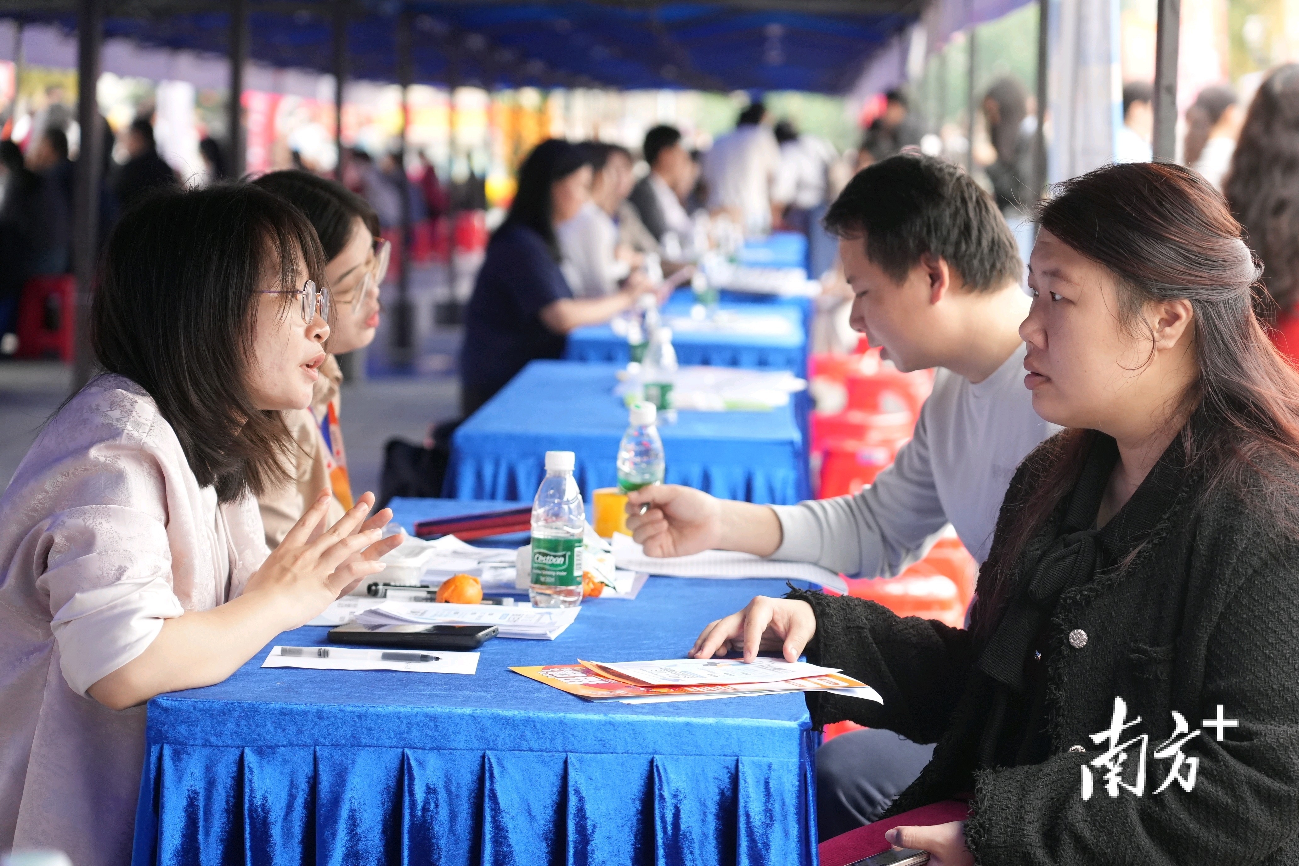 求职者与企业对接交流。  南方+ 钱文攀 拍摄