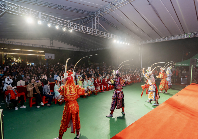 由新溪一中同学们带来的英歌舞表演，引发全场观众欢呼喝彩。  