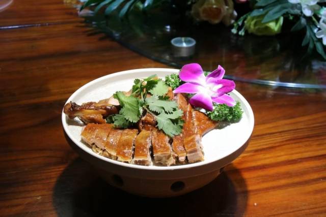 樱花树下办集市  受访者供图