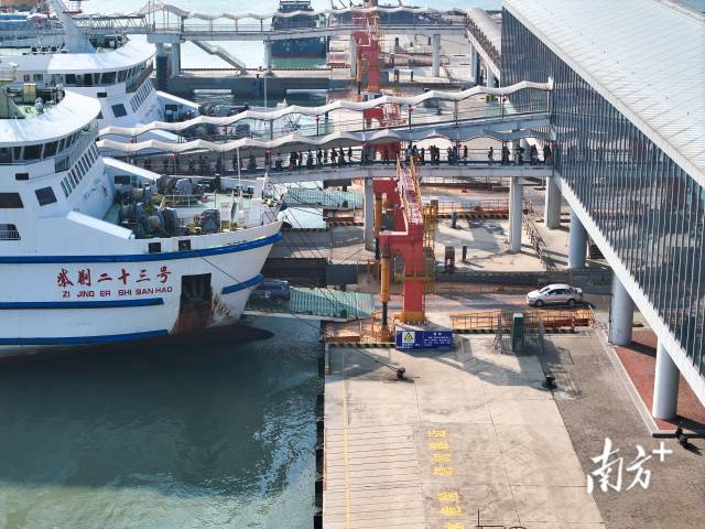 徐闻港“一桥双接”登船廊桥系统，便捷旅客过海。陈欢 摄