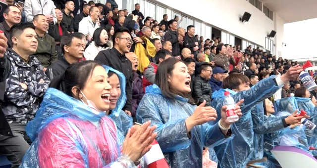 观众热情高涨。  