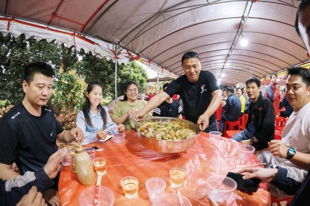 台上台下都可见村民忙碌的身影。