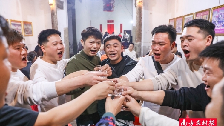 六名广东青年回村过年