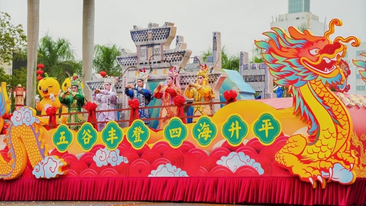 雨润元宵燃千年文脉，超20万人共赴德庆元宵非遗之约丨新春走基层