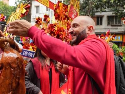 在佛山“闹”元宵，老外直呼真过瘾！