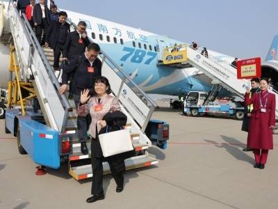 住粤全国政协委员抵京报到