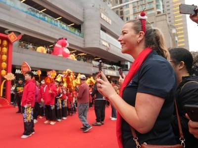 非遗巡游火爆！海外网红深度体验广府年俗｜老外叹广州