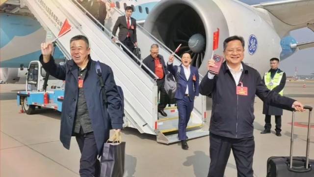 两会VLOG丨元宵节跟着代表委员飞北京，万米高空都聊啥