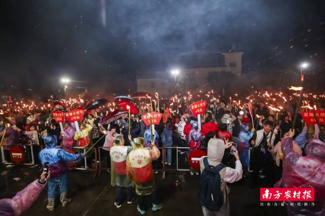 兴宁市星耀村火把节举办。