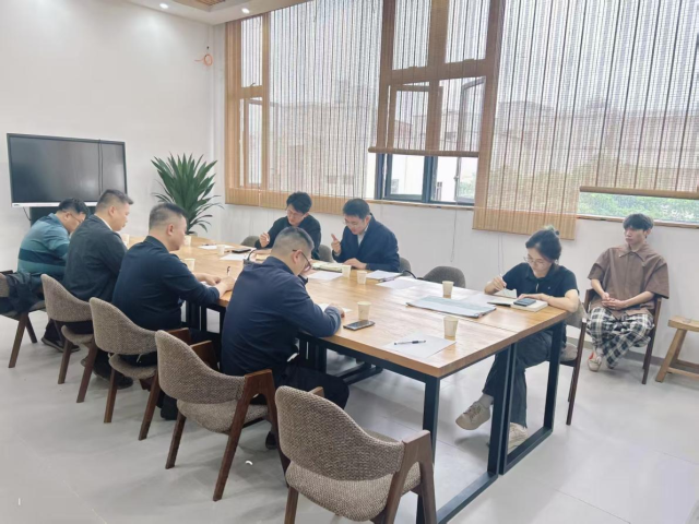 郭靖到泗水镇滩底村召开整村运营及发展提升工作会议。