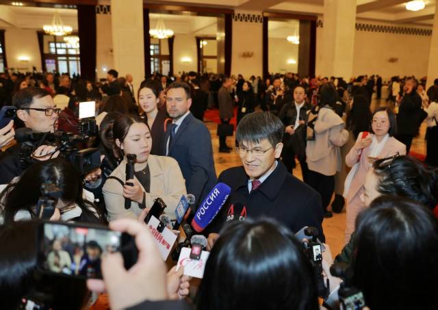 全国政协十四届四次会议开幕