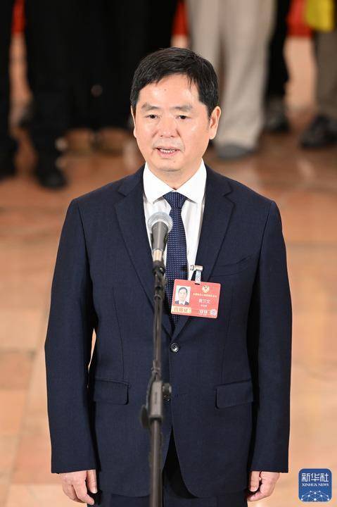 3月4日，全国政协十四届四次会议首场“委员通道”上，全国政协委员黄三文接受媒体采访。新华社记者 曹祎铭 摄