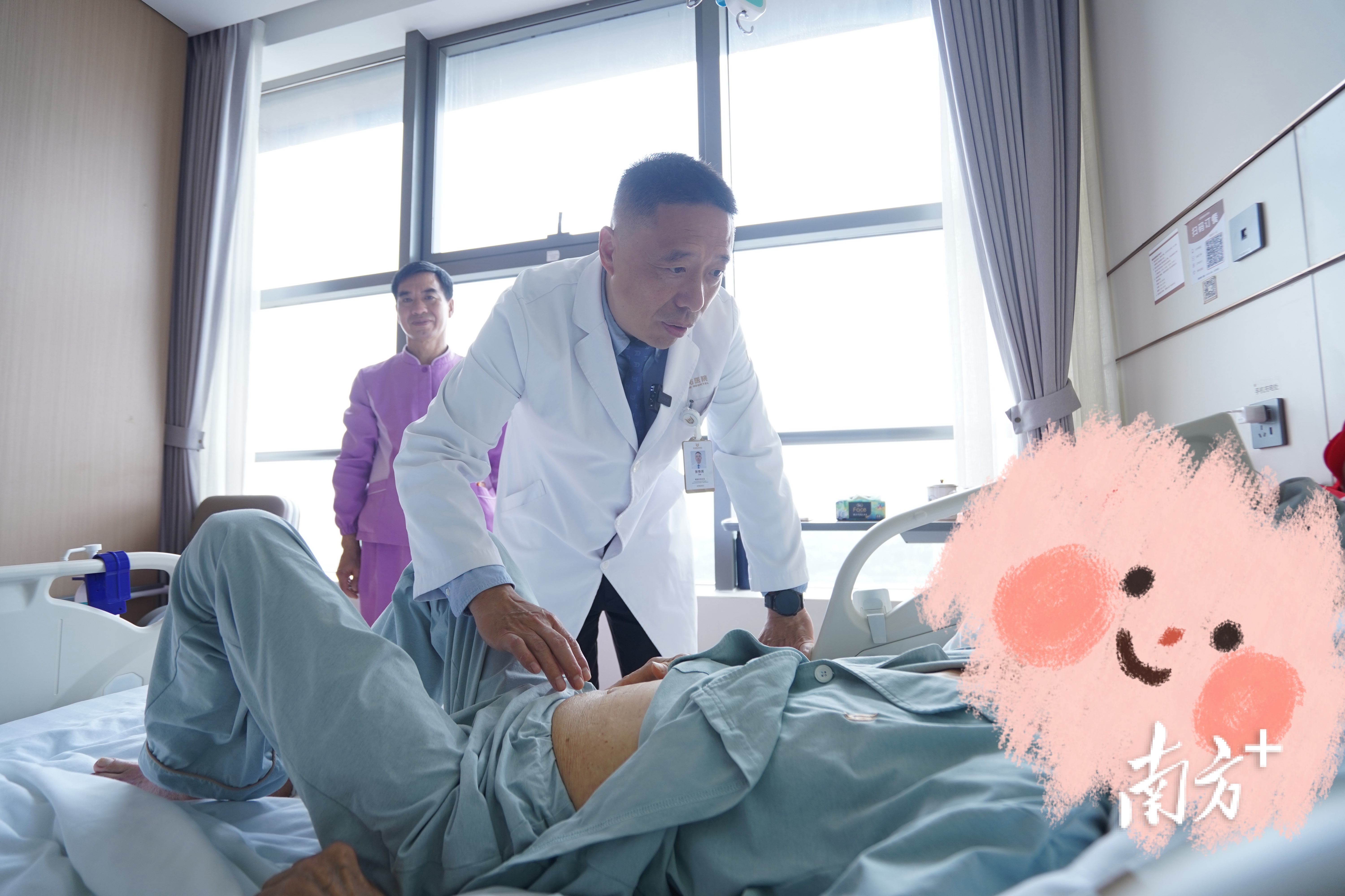 病房内，张铁民为张老做术后检查。 南方+ 戴嘉信 摄