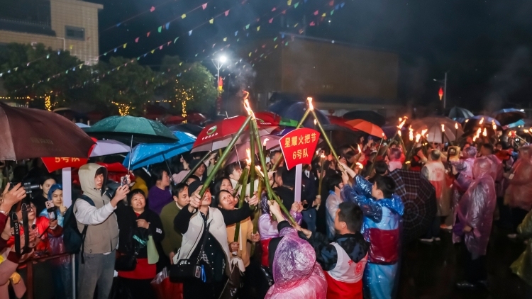 多图 | 风雨不减热情， 兴宁星耀村火龙蜿蜒闹元宵
