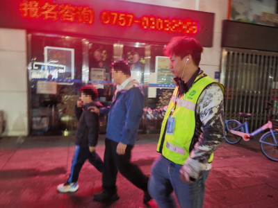 行通济人潮中，佛山网格员暖心护送视障人士回家