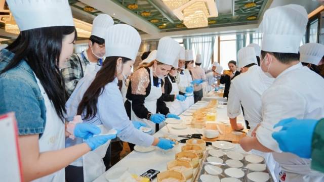 海外华人博主“包虾饺”，体验非遗意外“寻根”∣老外叹广州