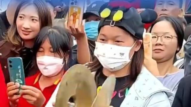 好喜庆！全红婵湛江迈合村过元宵，敲锣排面拉满