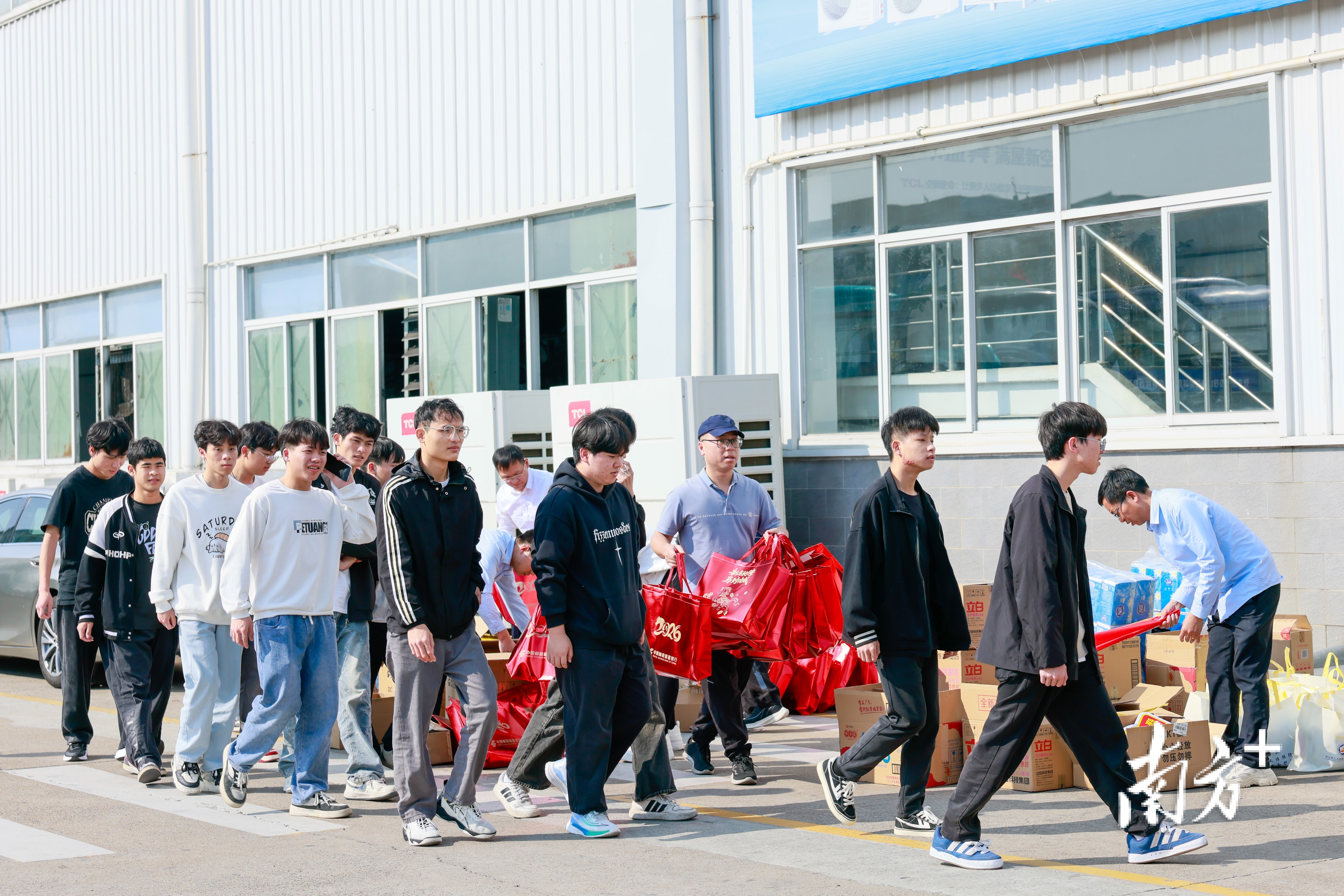 返岗专车抵达中山市TCL空调器有限公司园区。卢子衡 摄 
