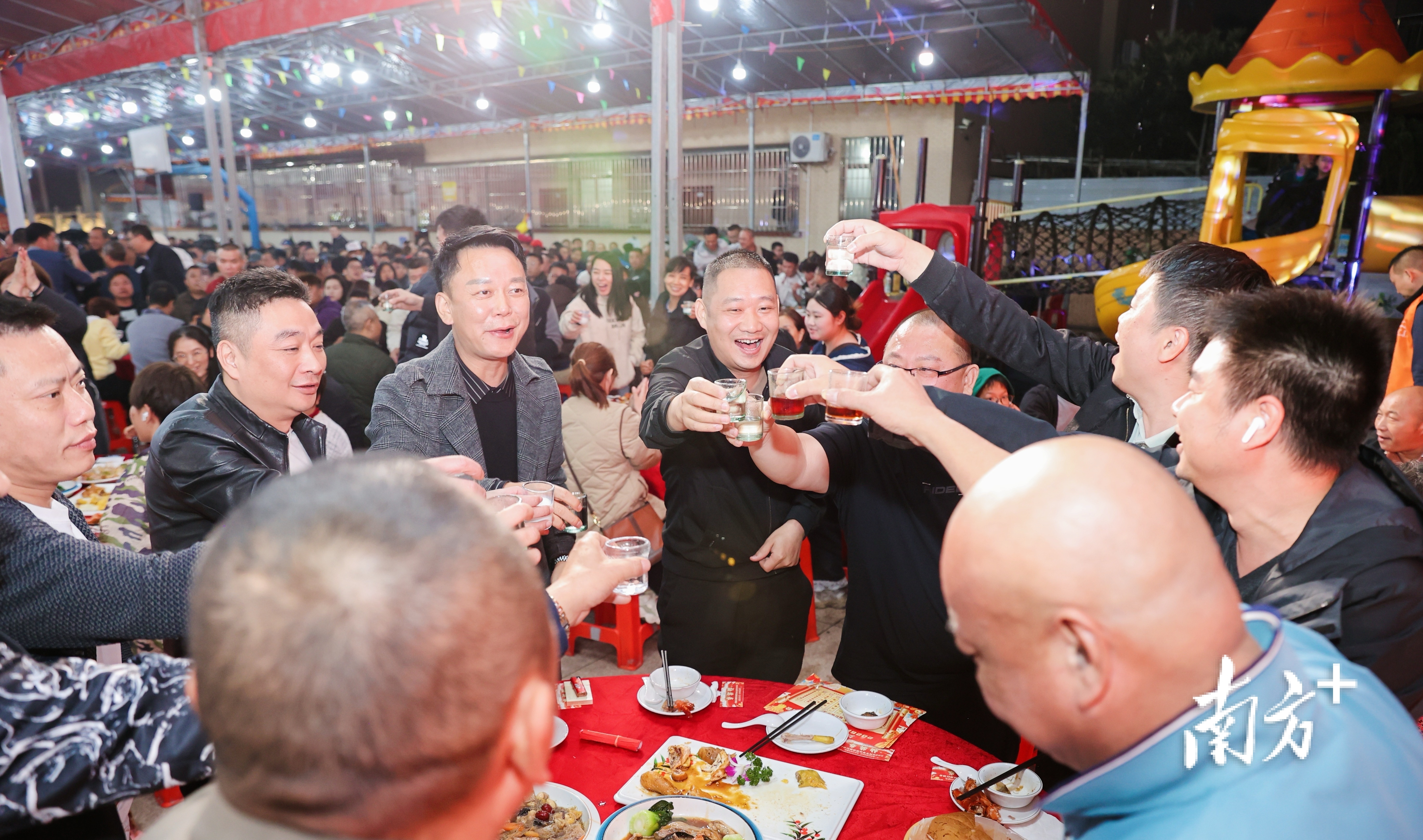 北帝庙旁灯火辉煌，筵开286桌酒席，近3000名本地乡亲、港澳同胞及四海宾朋共赴这场传承近200年的慈善灯酒之约。 受访者 供图