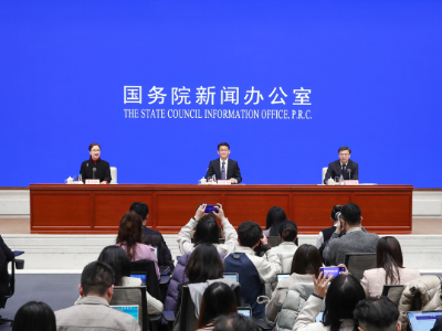 《政府工作报告》起草组负责人：《报告》稿尽量做到文字简练好理解，文风朴实接地气