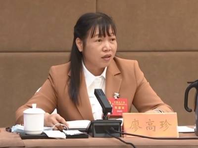 从青春正好到鬓染风霜，二十载坚守 她让乡亲的日子越过越红火