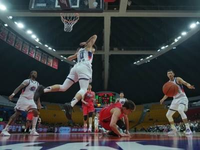 郭艾伦伤退！CBA常规赛，广州力克山东终结四连败