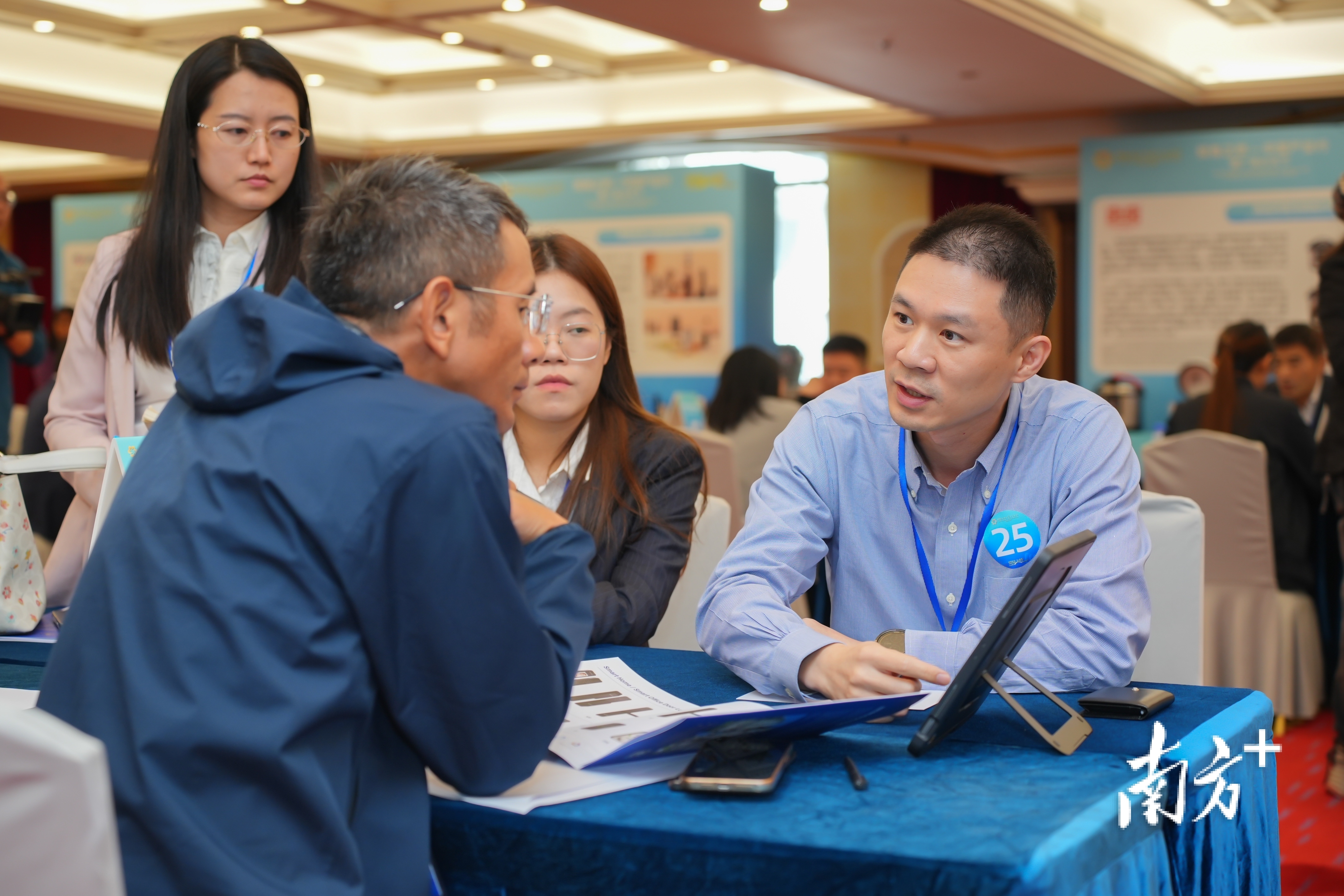 供采对接环节,采购商与珠海本地供应商展开“面对面洽谈” 南方+ 钱文攀 拍摄