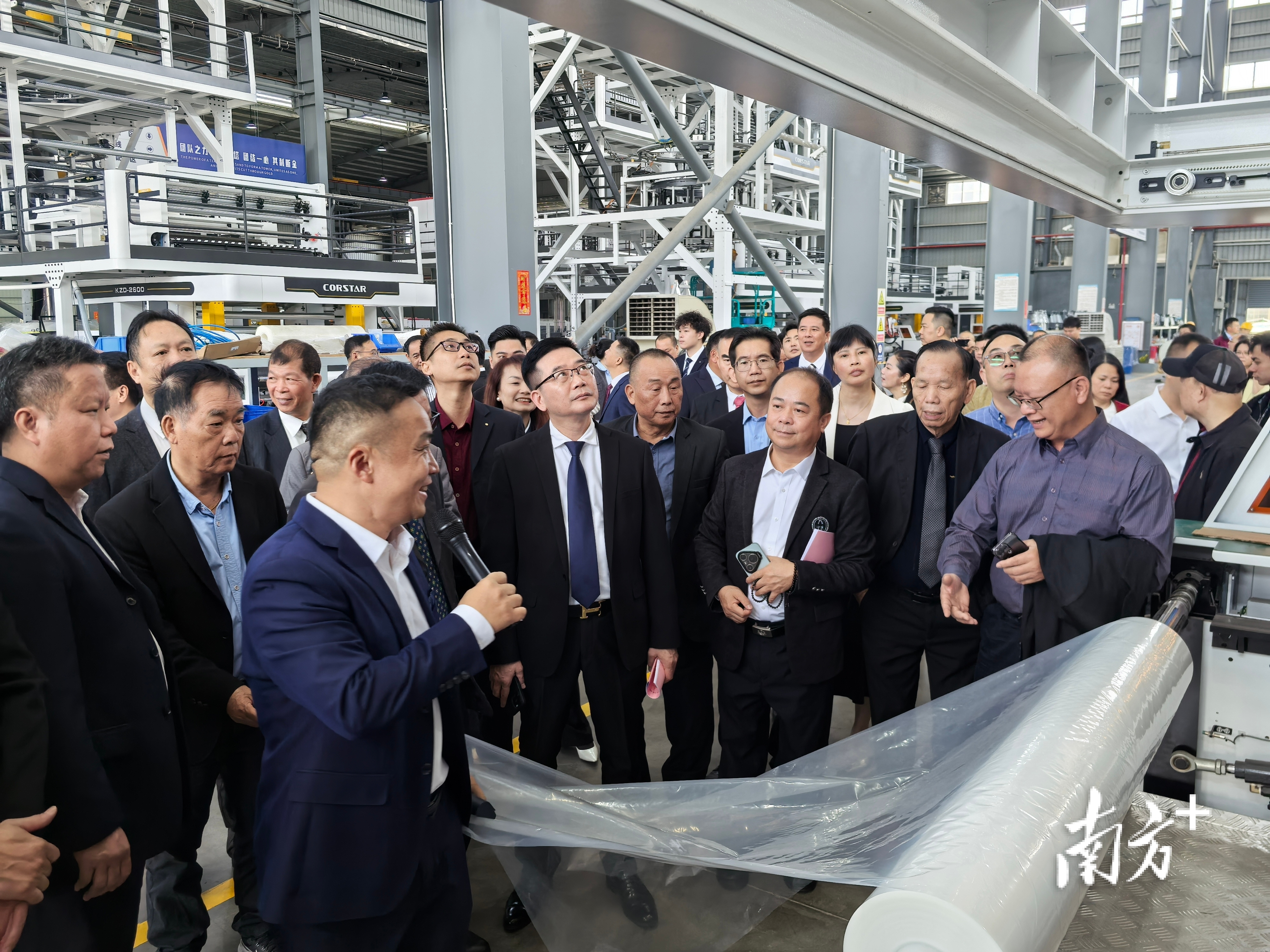 百名侨商侨领走进恩平园区共商经贸交流合作活动。图为在广东科志达机械科技有限公司参观考察。