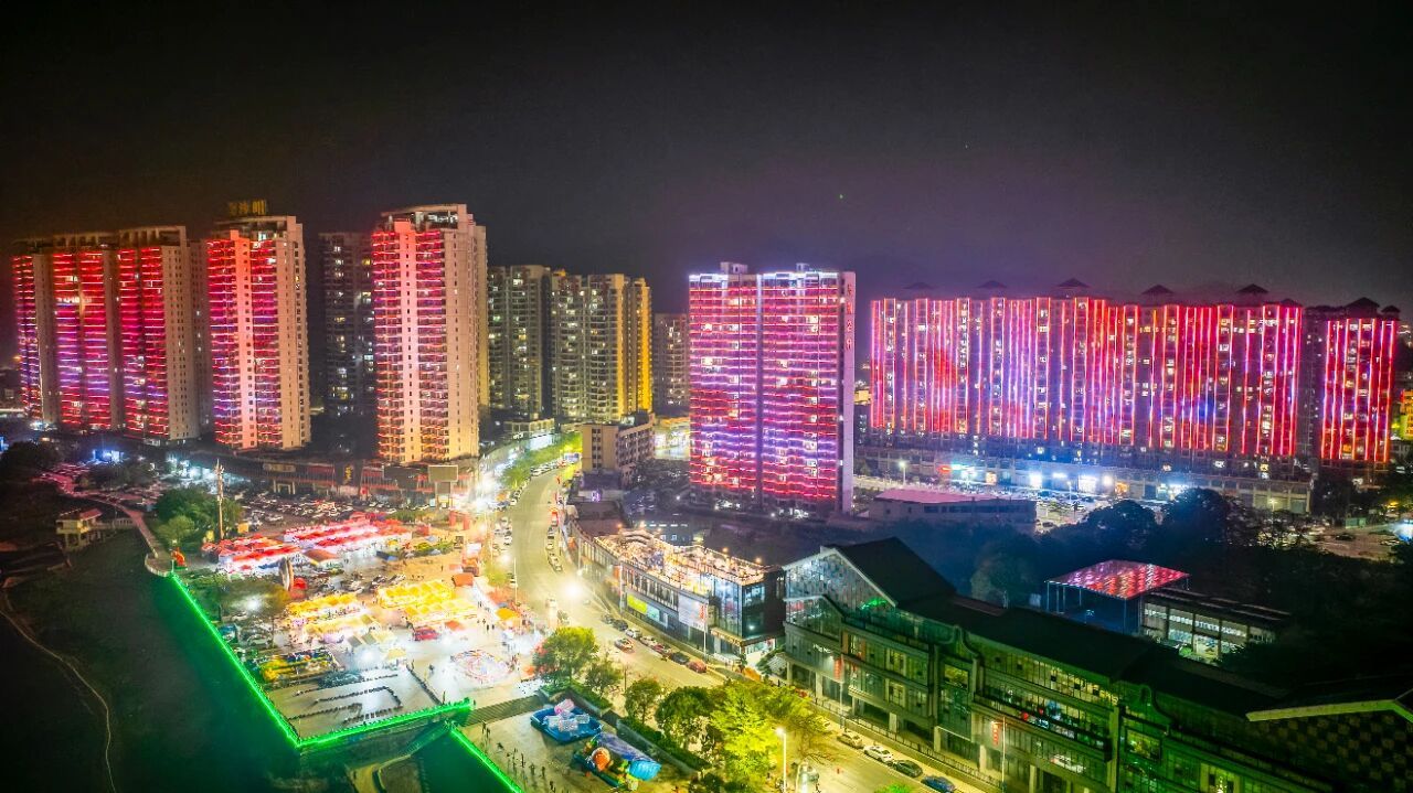 全景式灯光秀。邹华彬 摄 