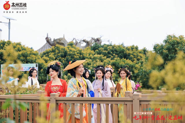 荔枝花海里的古装女孩