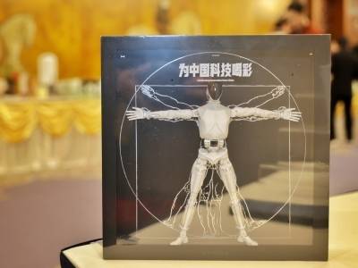 广东代表团的媒体服务包里，藏着一个人形机器人？