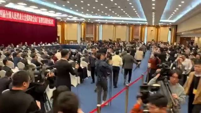 广东代表团开放日，媒体“不请自进”发言区拍摄