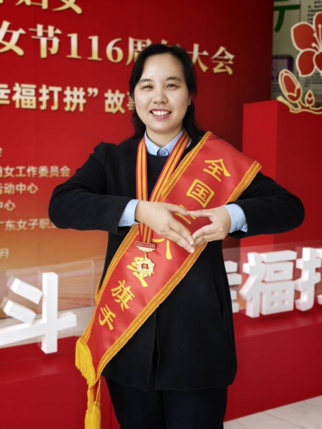 陈绮霞牵头成立德庆爱心社志愿者服务队，坚持每日一善，为乡村孩子带去幸福的曙光。