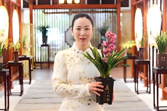 严恋花扎根乡土，带动兰农走出一条致富路。