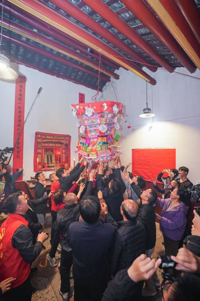 午夜，村民“抢花灯”祈福现场。