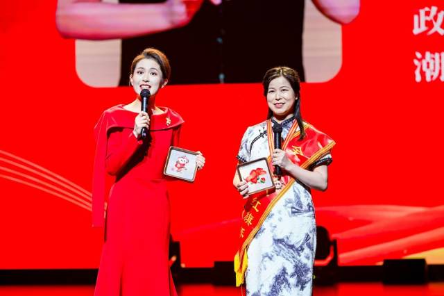 谢秀华在会上分享奋斗故事。