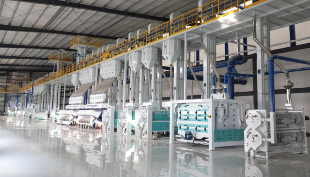 建成国内领先产能达500吨/天的无尘碾米生产线。