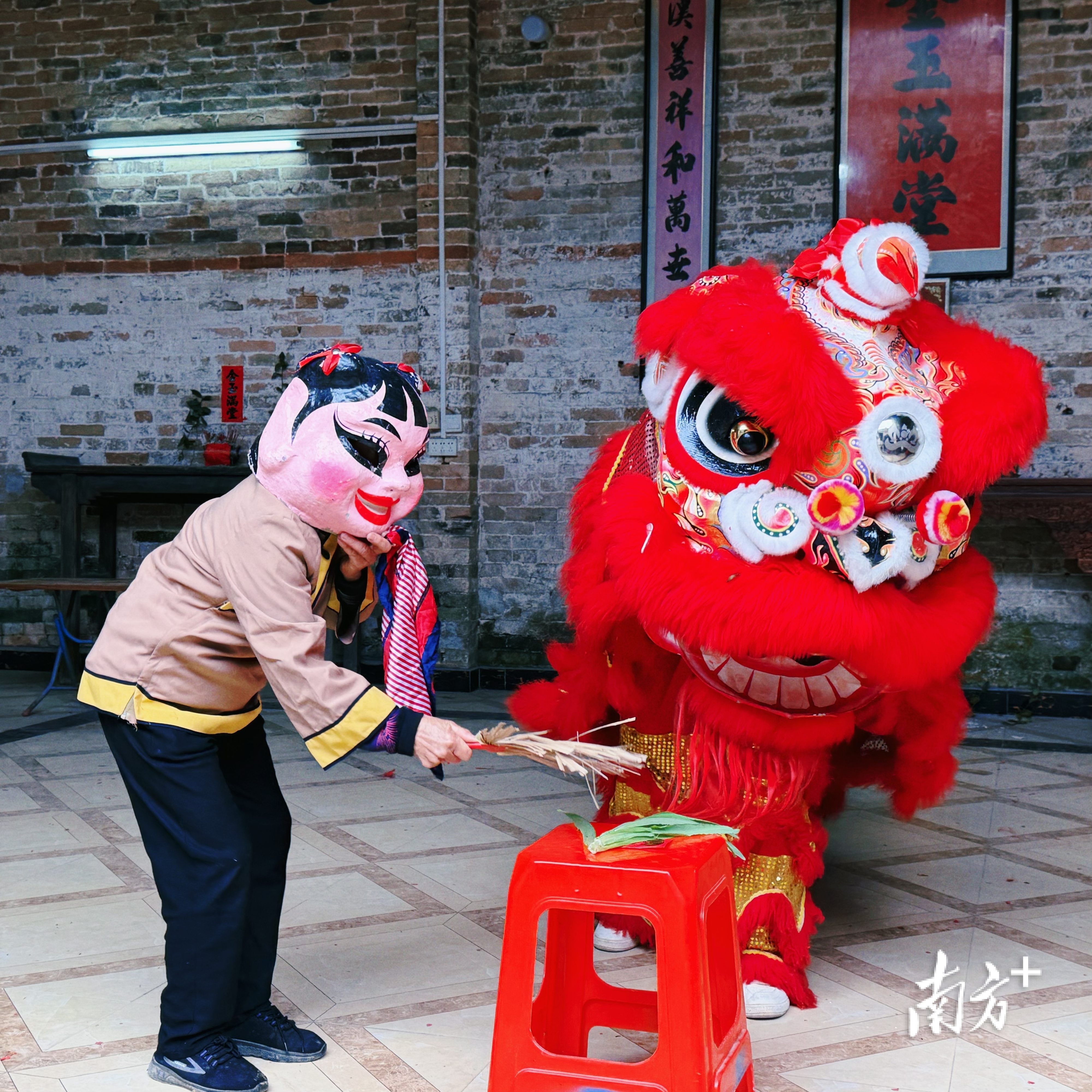 扮演重要角色“大头鬼”的阿姨梁妙芳，今年已69岁，左一为梁妙芳。南方+刘舜欣 摄 