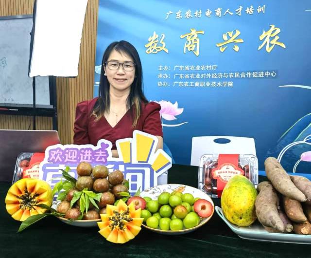 李秀蓉也在摸索电商直播。  